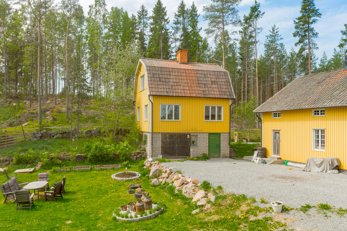 Mysig trea i gårdshus - Fjärdhundra - AB-Hem